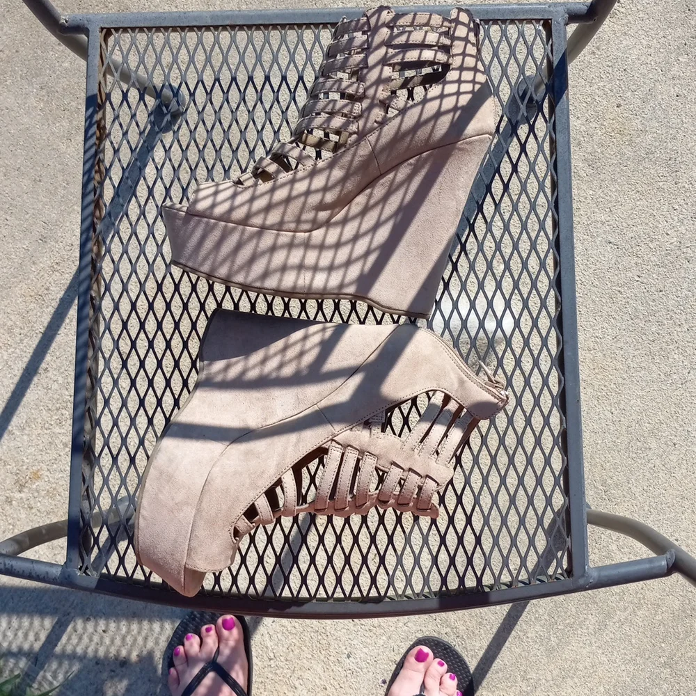 Guess tan platform gladiator shoes women's size 8.5